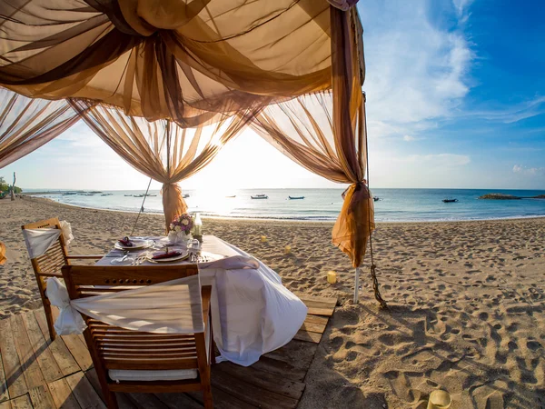 Romantic dinner setting on the beach — Stock Photo, Image