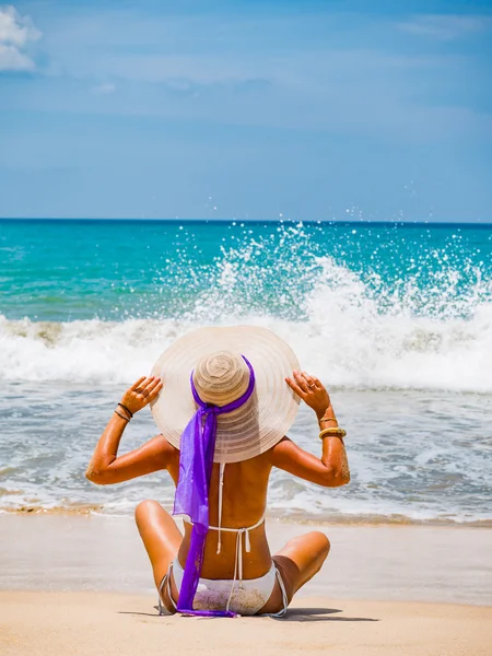 Schöne Frau am Strand in Bali — Stockfoto