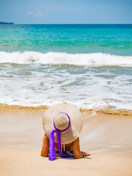 Mooie vrouw op het strand in Bali — Stockfoto