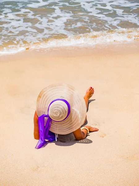 Vacker kvinna på stranden i Bali — Stockfoto