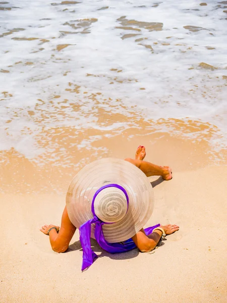 Vacker kvinna på stranden i Bali — Stockfoto