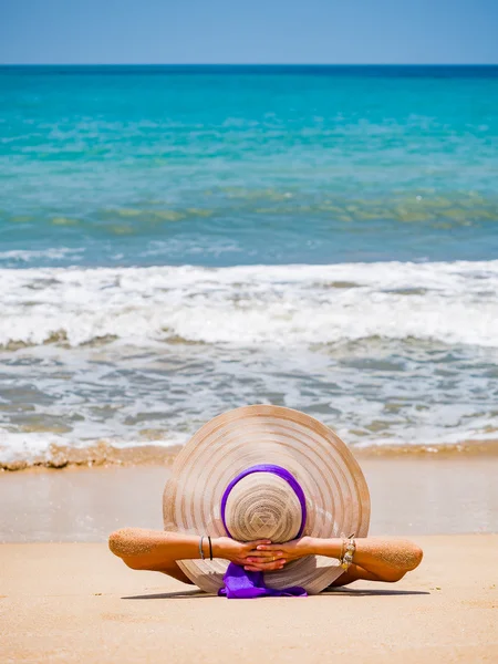 Schöne Frau am Strand in Bali — Stockfoto