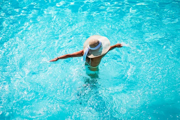 Young woman wearing a straw hat — Stock Photo, Image