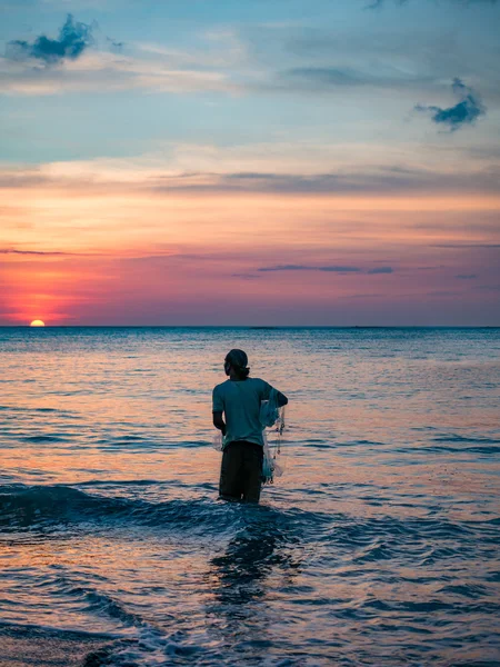 Pescatore sulla spiaggia di Kuta a Bali — Foto Stock