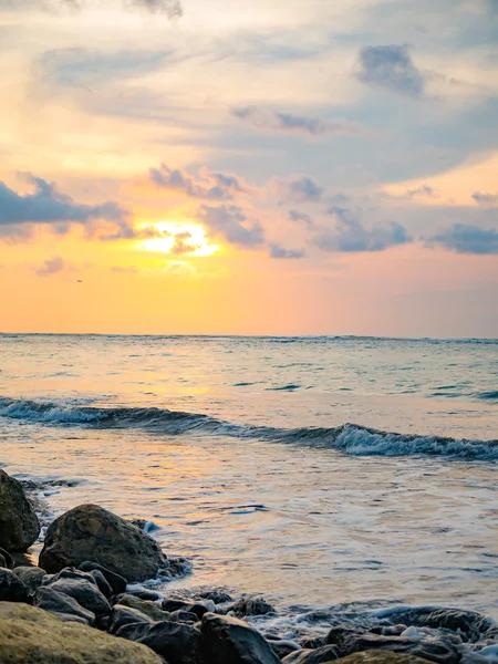 Pôr do sol tropical na praia. Ilha de Bali — Fotografia de Stock