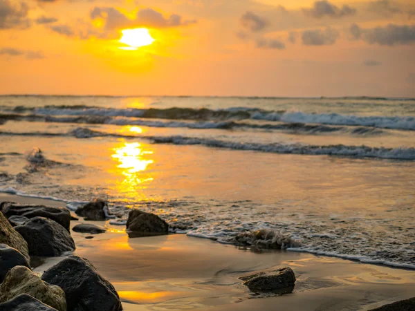 Pôr do sol tropical na praia. Ilha de Bali — Fotografia de Stock