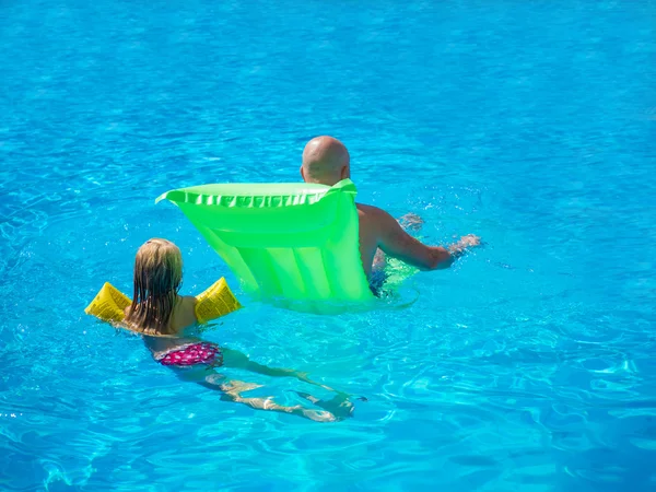 Vater mit kleinem Kind am Pool — Stockfoto