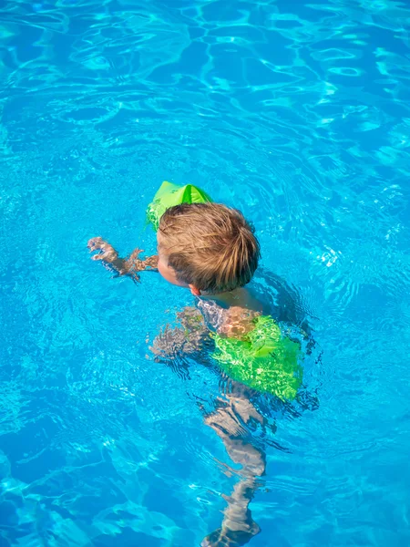 Glücklicher kleiner Junge, der Spaß im Pool hat — Stockfoto