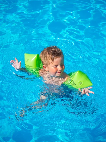 Happy little boy having  fun in the pool — Stock Photo, Image