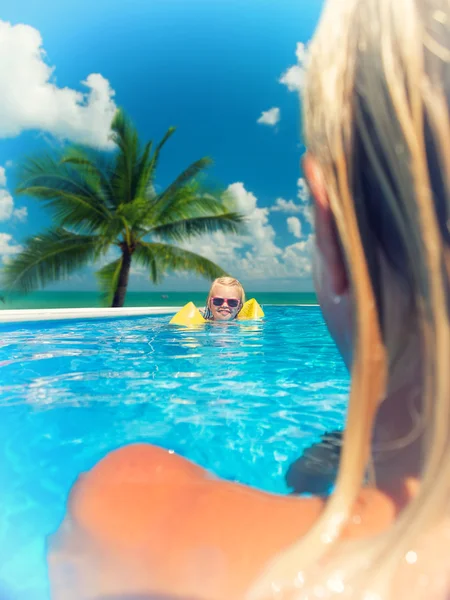 Niña bonita con su madre en la piscina —  Fotos de Stock