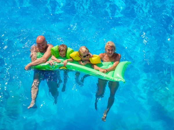 Familia exterior Relajante en la piscina — Foto de Stock