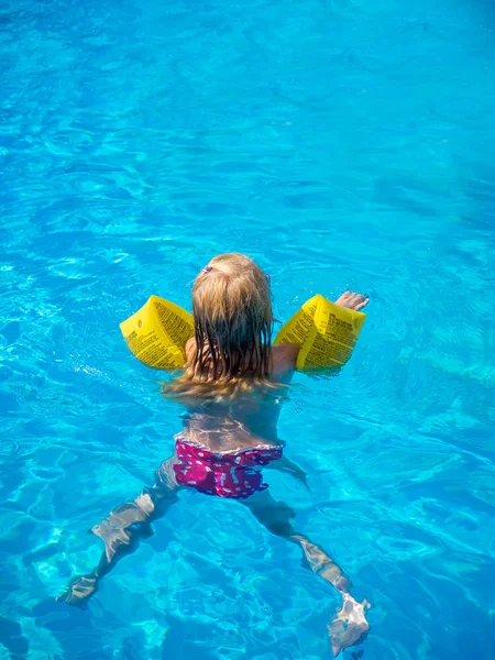 Petite fille dans la piscine — Photo
