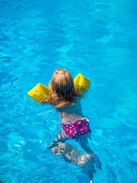 Little girl in the swimming pool — Stock Photo, Image