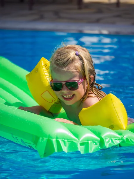 Little girl in the swimming pool — Stock Photo, Image