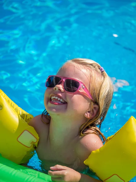 Menina na piscina — Fotografia de Stock