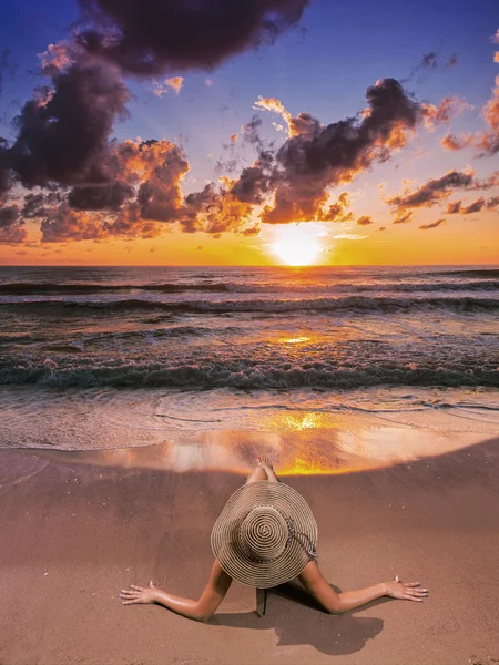 Belle femme sur la plage. — Photo