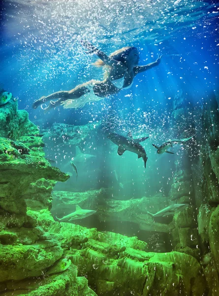 Kvinna under vattnet i havet — Stockfoto