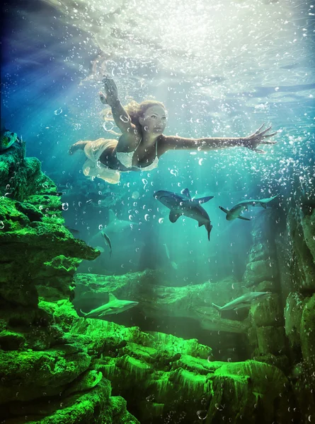 Mujer bajo el agua en el mar — Foto de Stock