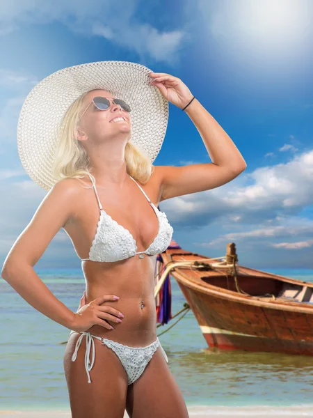 Kvinna i bikini på stranden — Stockfoto