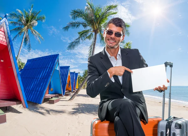 Obchodní muž s kufry na tropický resort — Stock fotografie