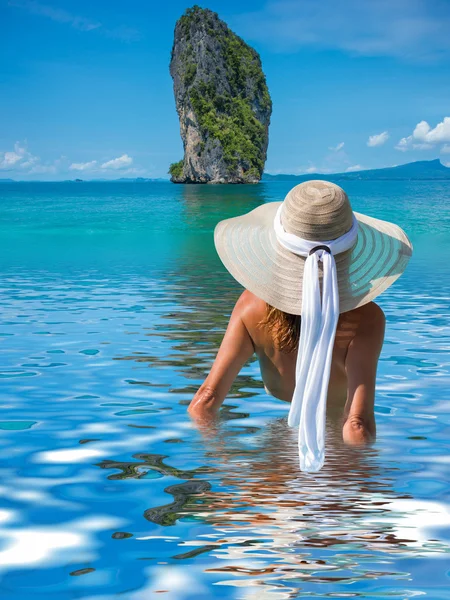 Letní dovolená žena na pláži — Stock fotografie