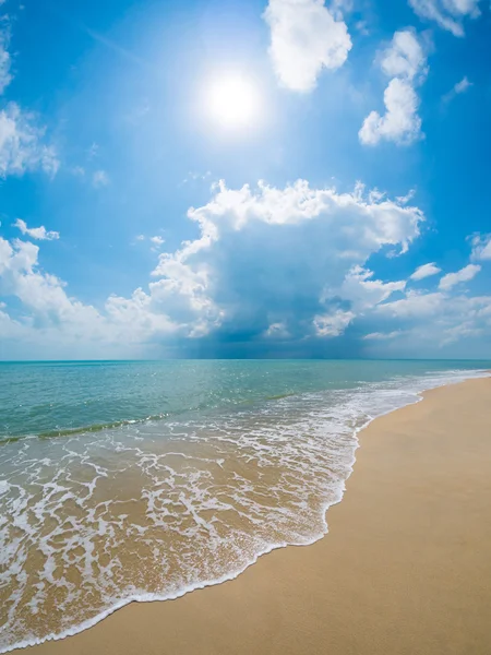 Hermosa playa y mar tropical — Foto de Stock