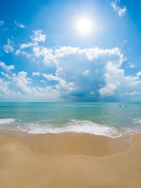 Bela praia e mar tropical — Fotografia de Stock