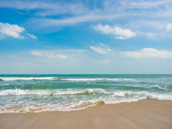 Beautiful beach and tropical sea — Stock Photo, Image