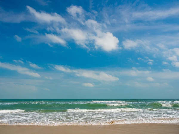 Hermosa playa y mar tropical — Foto de Stock