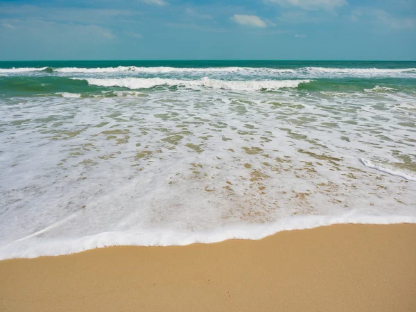 Bela praia e mar tropical — Fotografia de Stock