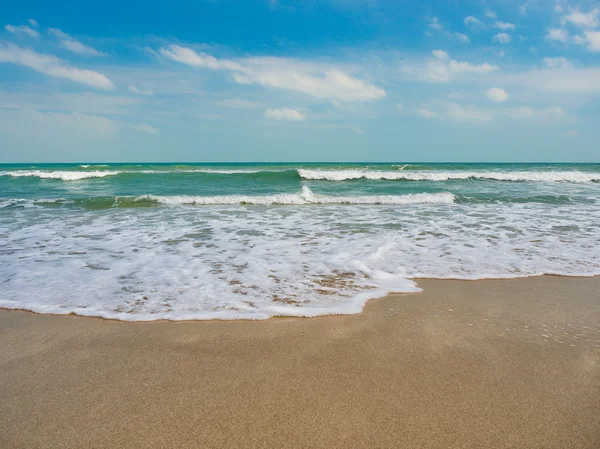 Piękna plaża i tropikalne morze — Zdjęcie stockowe