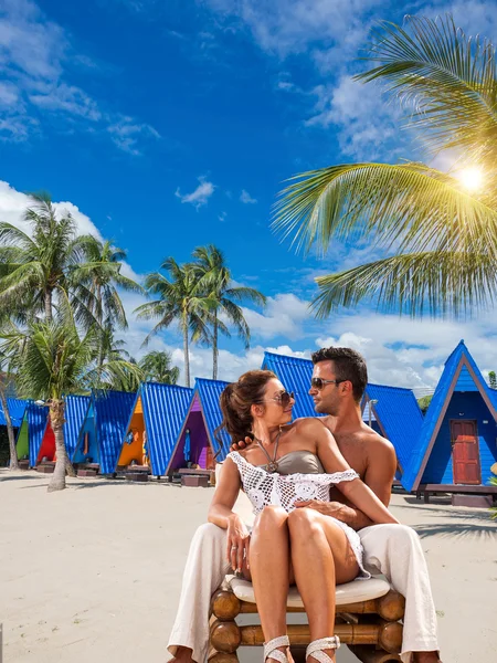 Flitterwochen-Paar romantisches Sommer-Strandkonzept — Stockfoto
