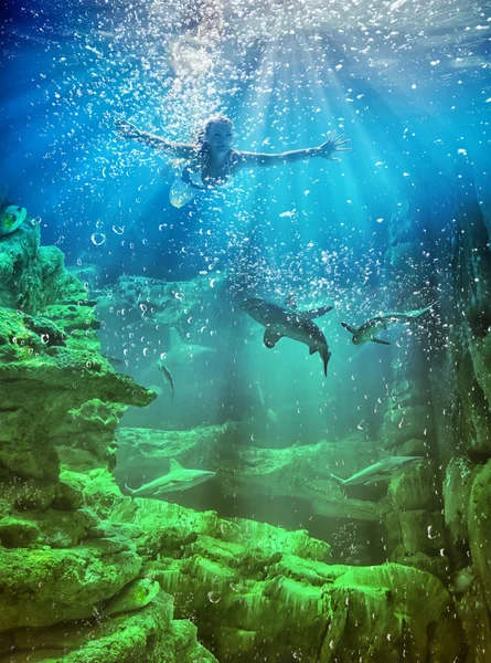 Kvinna under vattnet i havet — Stockfoto