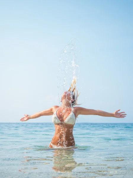 Blonde vrouw wapperende haren — Stockfoto