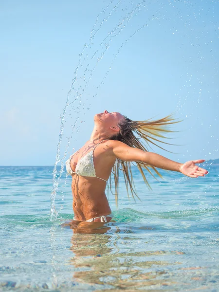 Mulher loira na água acenando cabelo — Fotografia de Stock