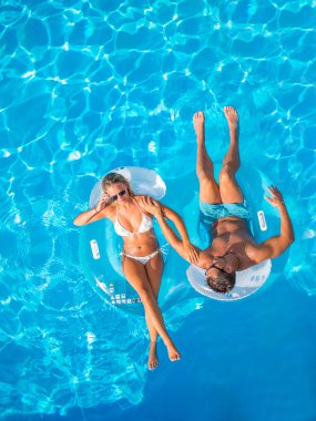 Çift havuzda eğleniyor