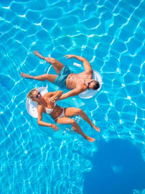 Çift havuzda eğleniyor