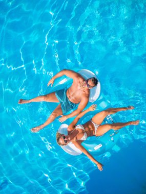 Çift havuzda eğleniyor