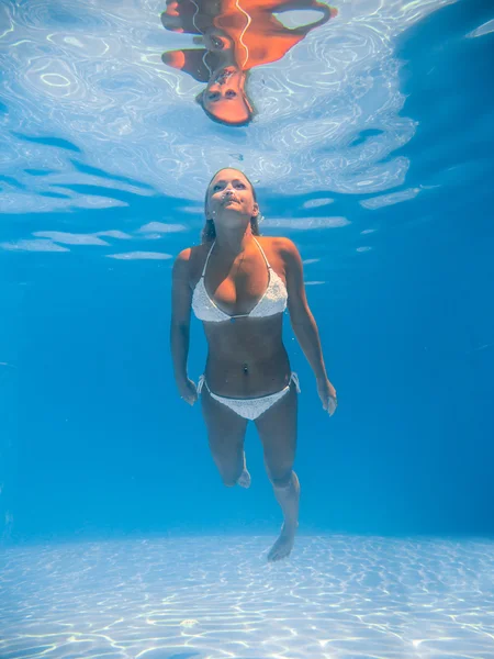 Junge Frau schwimmt unter Wasser — Stockfoto