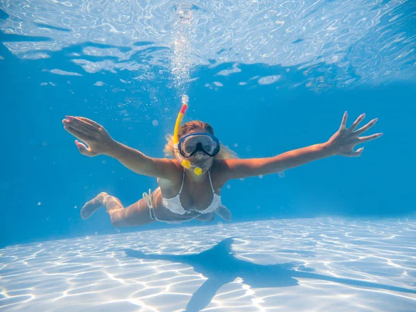 Молодая женщина плавает под водой — стоковое фото