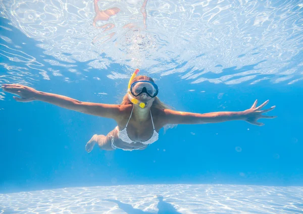 Jonge vrouw zwemmen onder water — Stockfoto