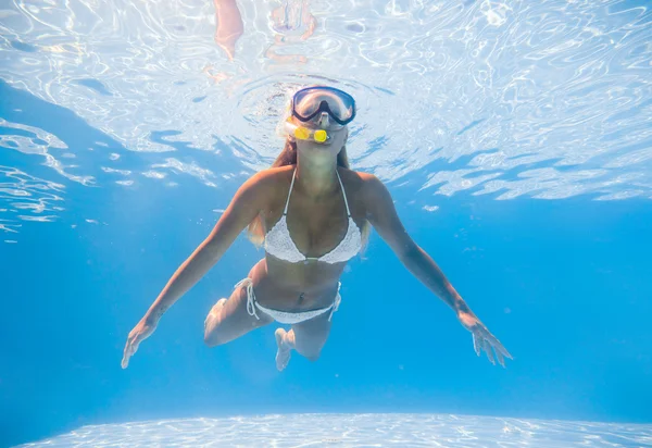 Junge Frau schwimmt unter Wasser — Stockfoto