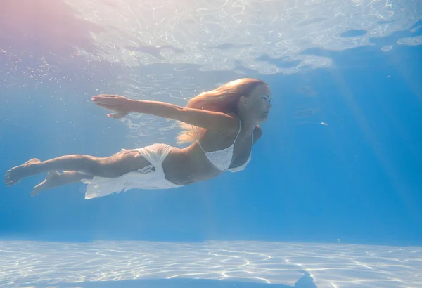 Młoda kobieta pływająca pod wodą — Zdjęcie stockowe