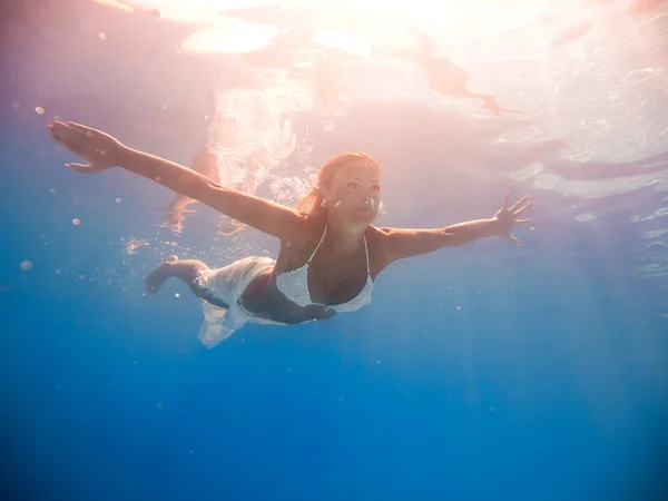 Mujer joven nadando bajo el agua —  Fotos de Stock