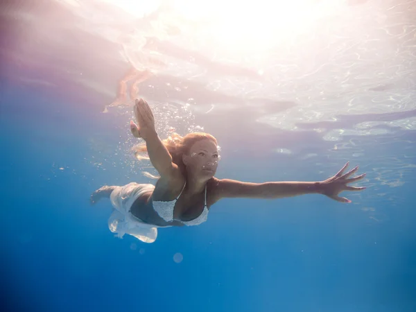 Mujer joven nadando bajo el agua —  Fotos de Stock