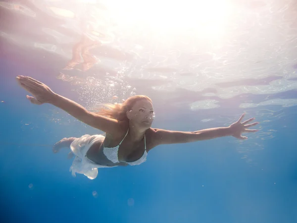 Young woman swimming underwater — Stock Photo, Image