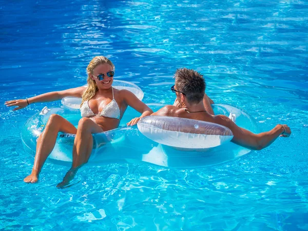 Couple having fun at pool — Stock Photo, Image