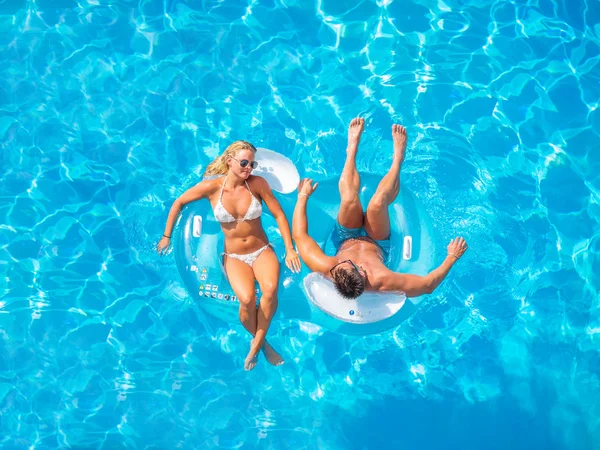 Paar hat Spaß am Pool — Stockfoto