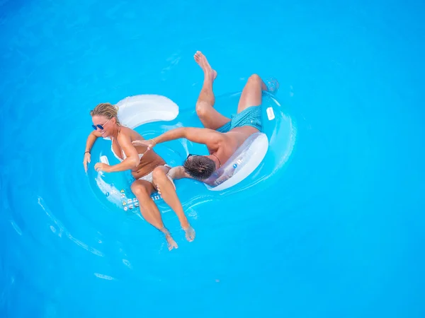 Pareja divirtiéndose en piscina — Foto de Stock