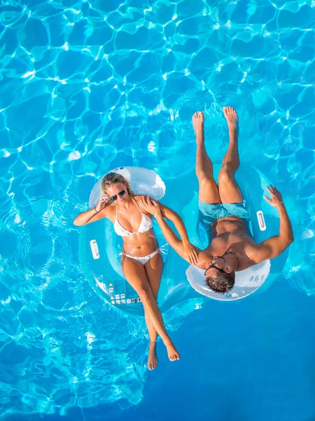 Casal se divertindo na piscina — Fotografia de Stock